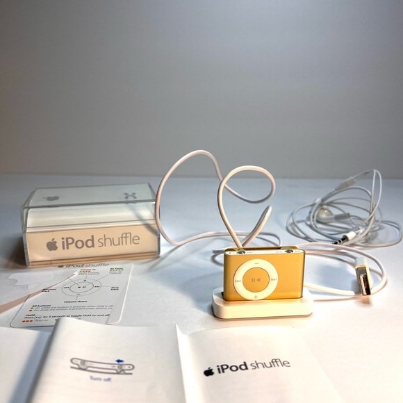 Apple Gold iPod Shuffle Gen 2 1GB with Minimalist Design - Picture 2 of 6
